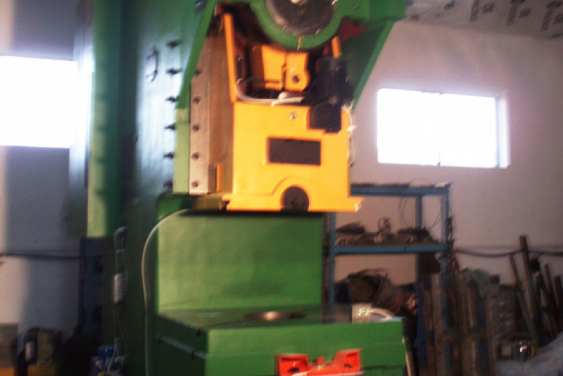 Ponuka strojov / LEK 250 - excentrický lis po kompletnej oprave - foto Ponuka strojov / LEK 250 - excentrický lis po kompletnej oprave - foto